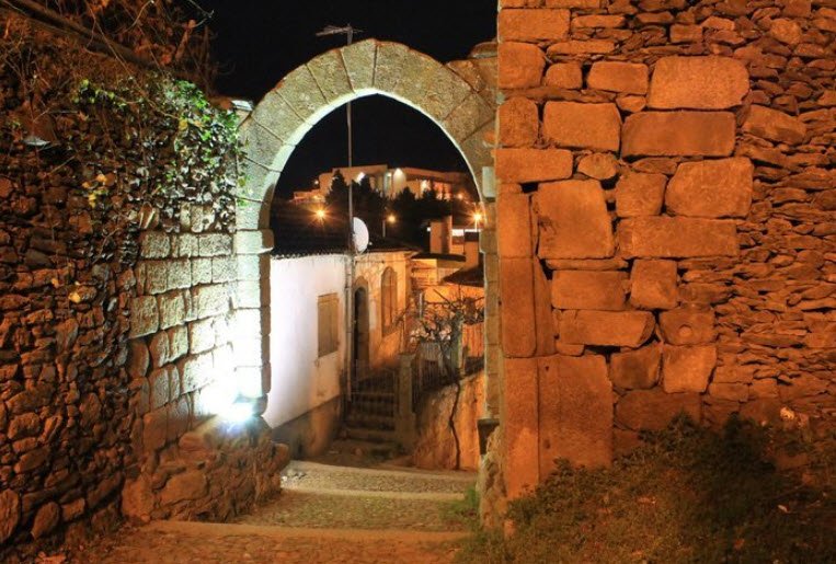 Arco do Castelo de Vila Flor, Portugal